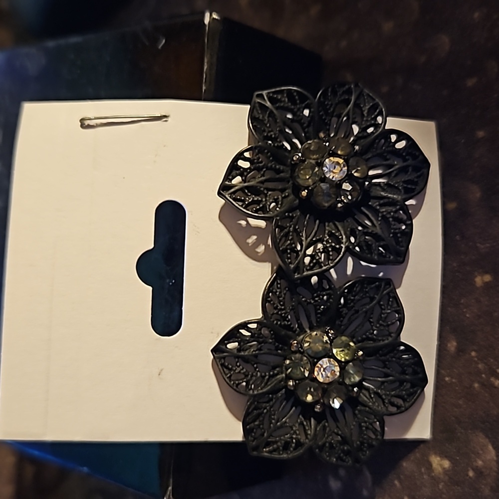Black Metal Rhinestone Flower Pierced Earrings